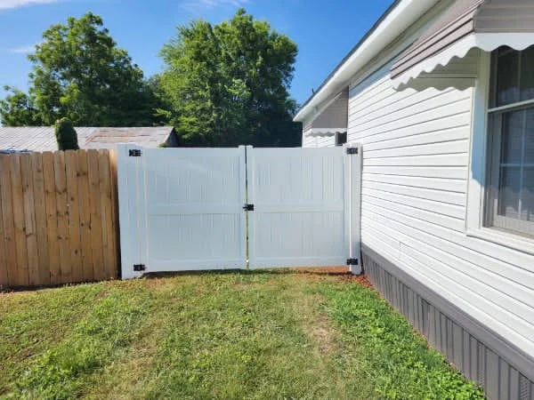 Corner of a 6 foot white vinyl privacy fence